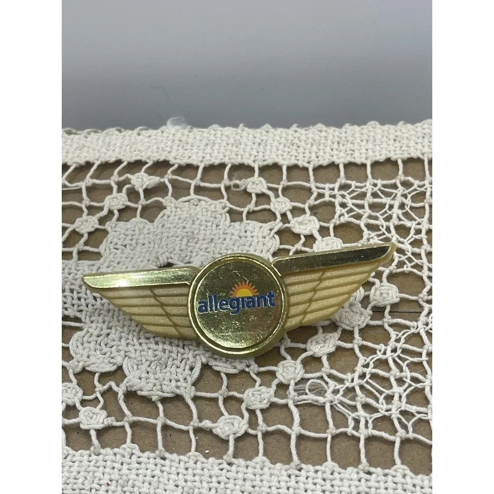 Allegiant Airlines Plastic Pilot Wings Pin Brooch‎